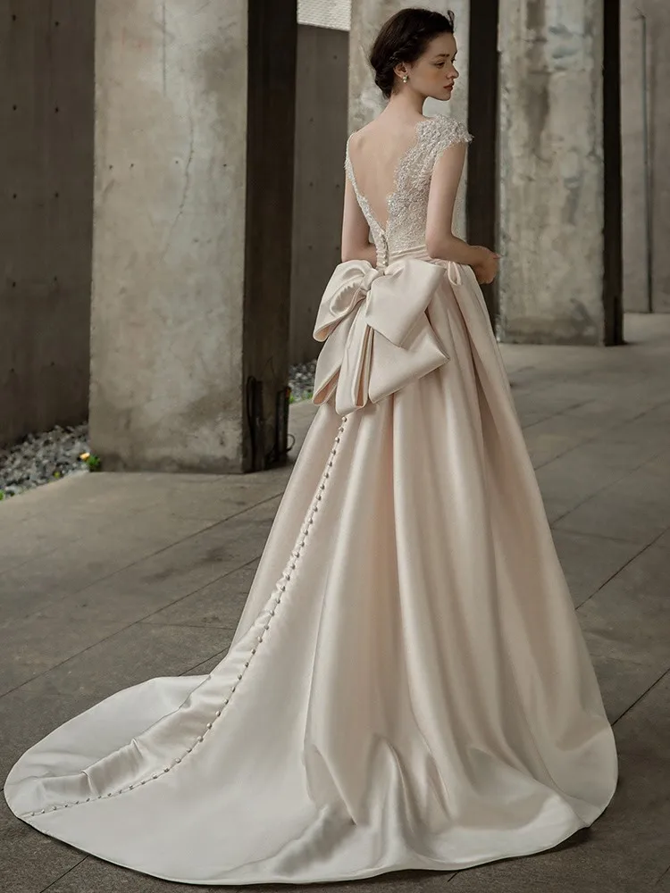 サテン生地の軽やかな高級感漂う、上質で優しい外出用ドレス