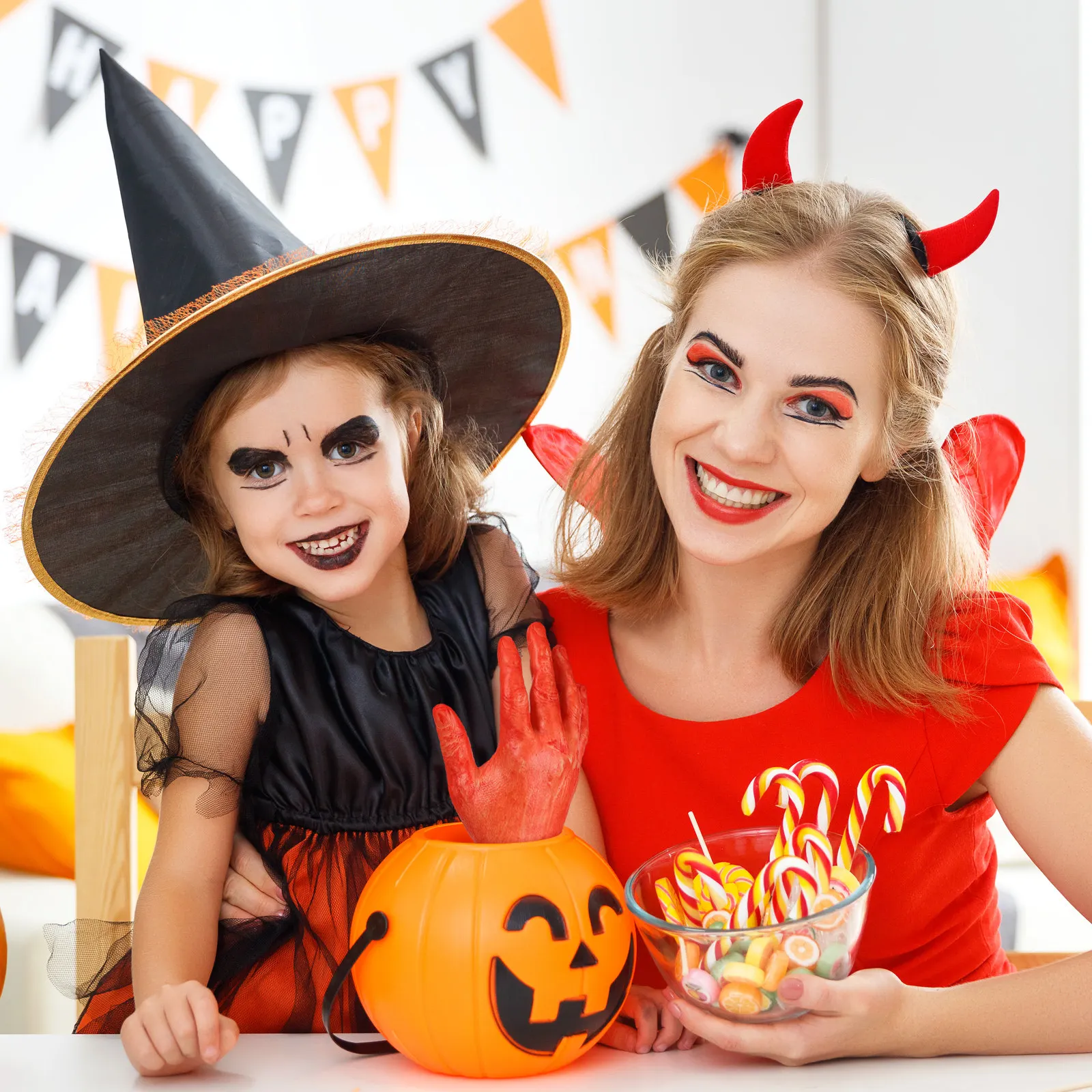 

2Pcs Broken Hand Halloween Decoration Scary Severed Limbs Bloody Fake Body Parts Party Accessories Halloween Broken Hand