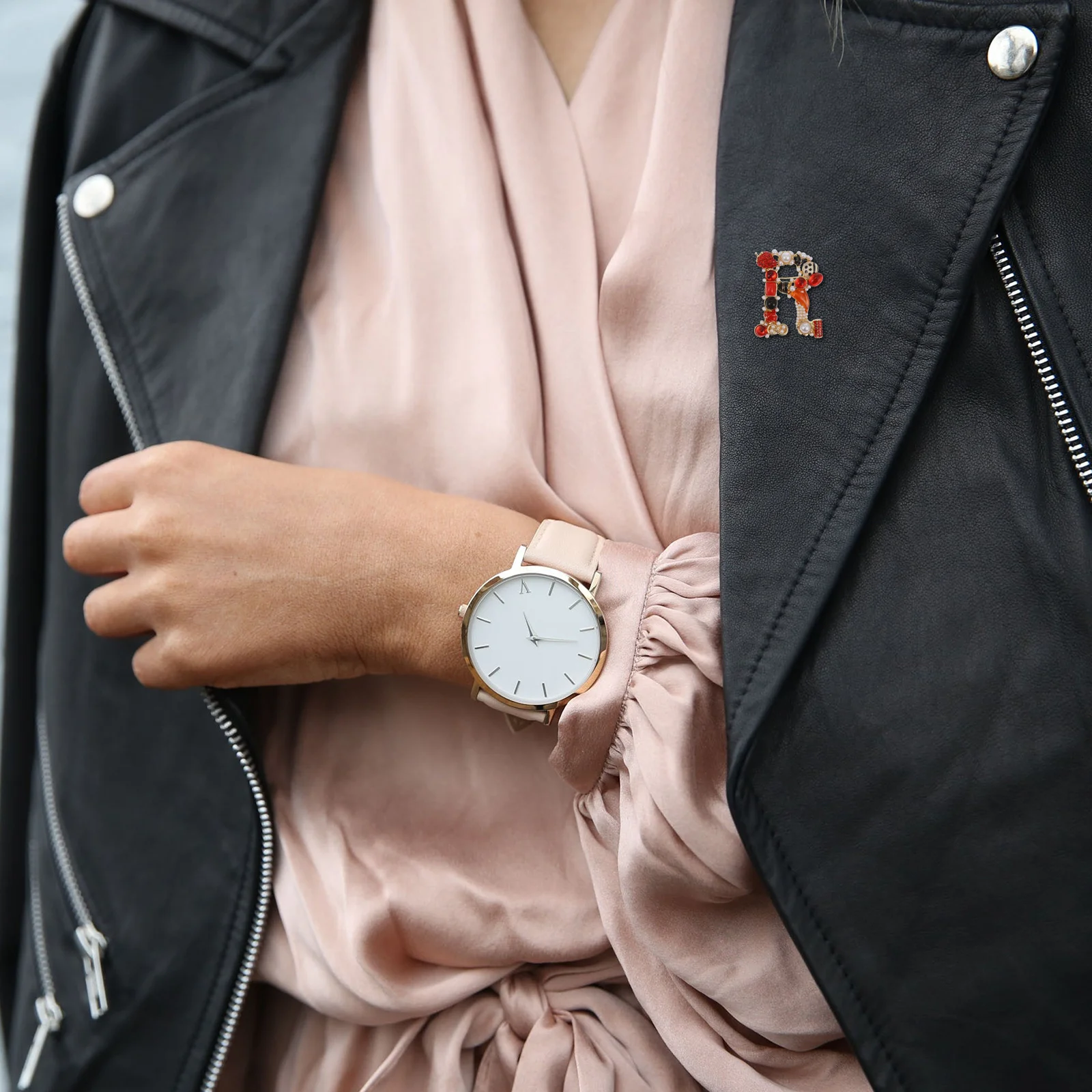 1 Uds. Broche con letras de aleación a la moda, forma de R, Clip delicado en suéteres, chaquetas, broche para vestido de fiesta, broche para el pecho para mujer