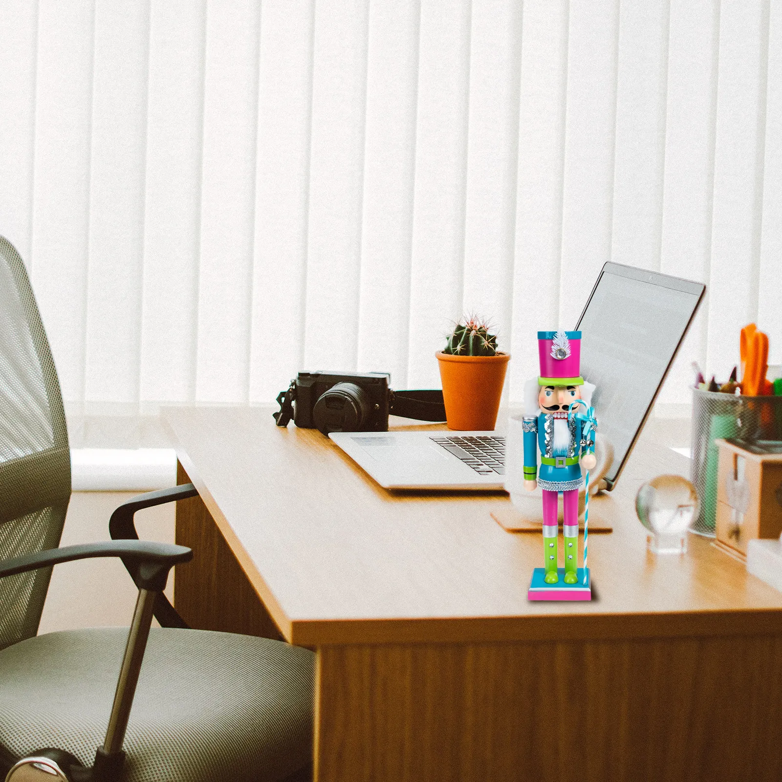 

Рождественский деревянный Щелкунчик-солдатик: Изысканное украшение ручной работы для полки в гостиной, праздничное настроение, новогоднее творчество