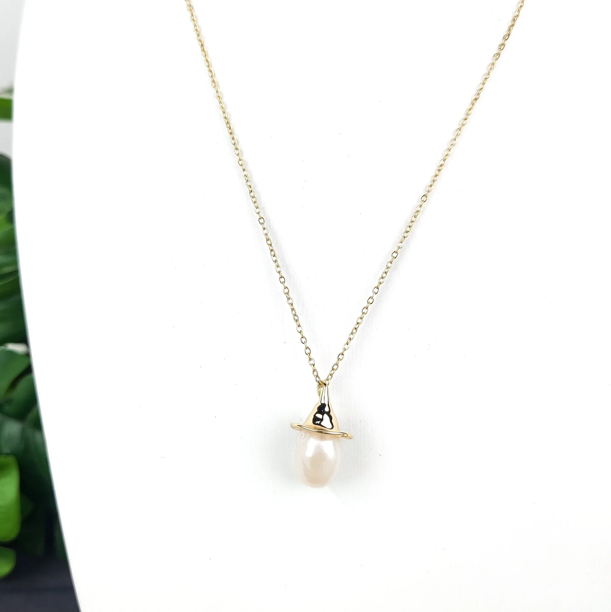 10 mm Minimalism Teardrop Pearl Pendant Necklace Pearl with Wizard Hat Necklace Personalized Jewelry, Best Halloween Gift