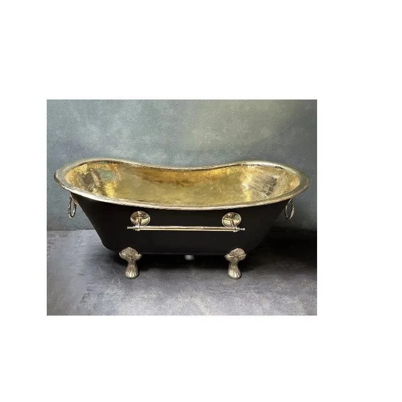 حوض الاستحمام النحاسي المعدني الكلاسيكي مناسب لأولئك الذين يمتعونون تركيبات يدوية عتيقة مع صقل فني خالد