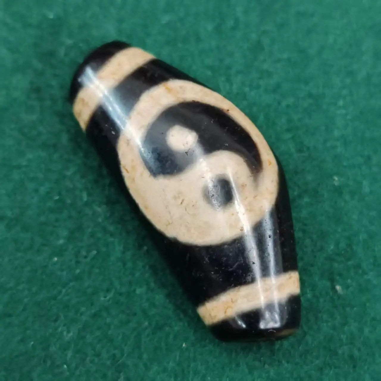

1 pcs Tibetan ethnic style big hole old material cow horn agate Tianzhu necklace pendant DIY accessory Dzi