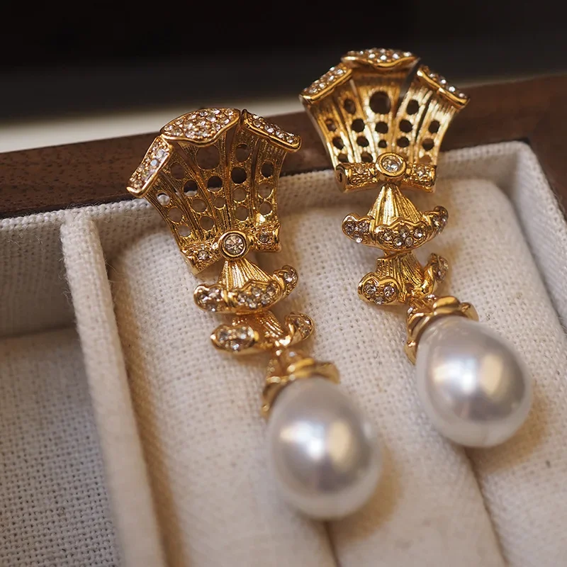 Stylish vintage All-in-one Western antique gold-plated earrings Elegant without piercing pearl high sense jewelry ear clips