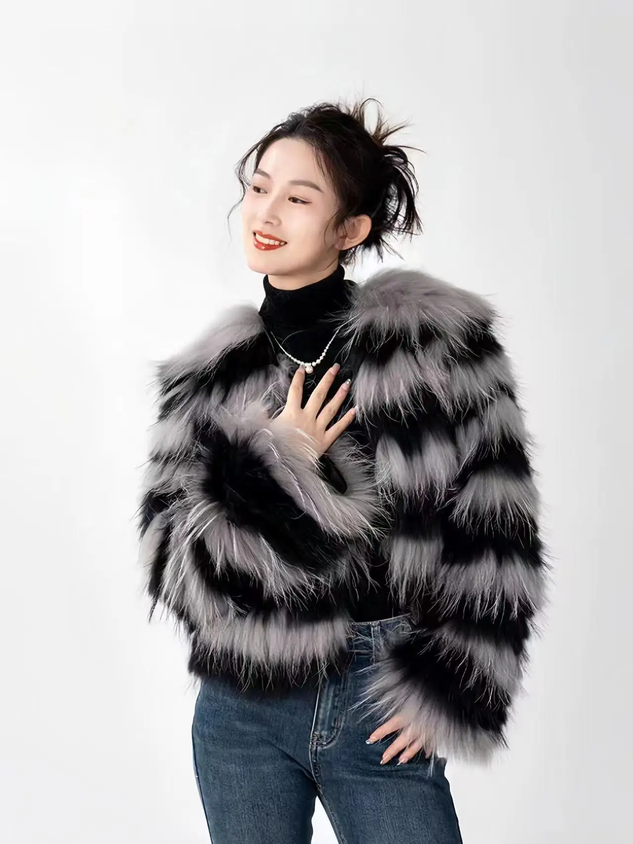 

Black and White Striped Fox Faux Fur, Popular Fashion Short and Slimming Raccoon Fur Coat, Women's Winter New 2024