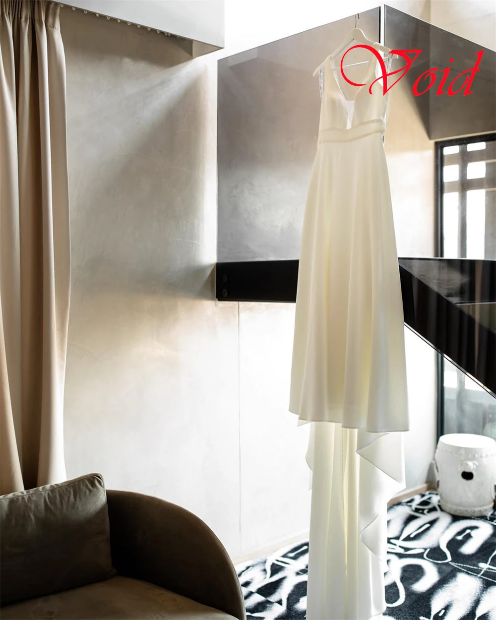 カスタマイズされた気質ホワイトジャージーブライダルドレスエレガントな V ネックキャップスリーブウェディングドレスチャペルトレインオープンバックドレス