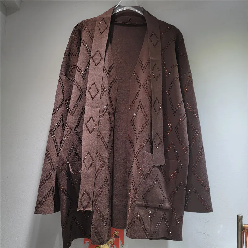 2025 خريف جديد تصميم الأزياء الثقيلة حجر الراين الماس محبوك سترة فضفاضة المرأة سترة بيضاء