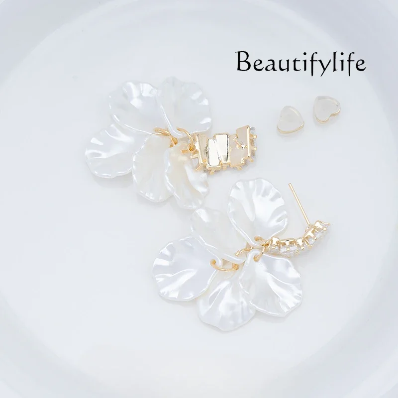 

White flower ear clips without ear piercings, women's new niche high-end light luxury painless mosquito coil disc earrings