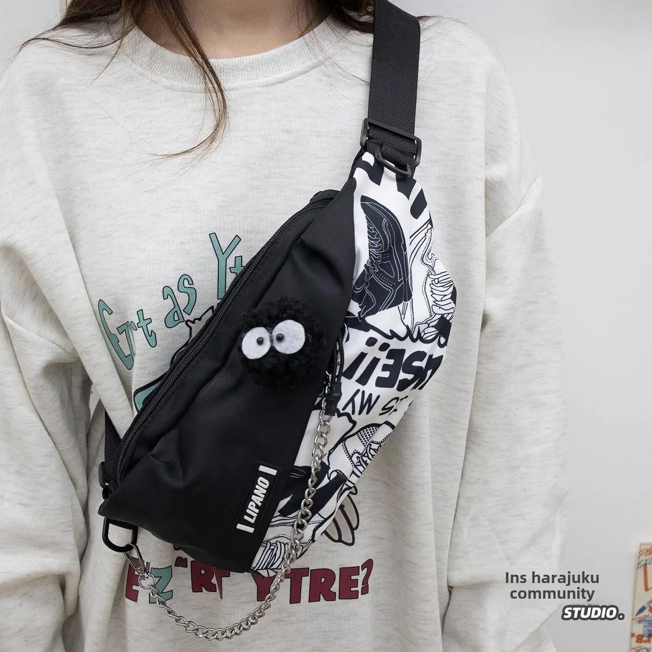 sac-bandouliere-unisexe-d'exterieur-2026-nouveau-modele-noir-avec-chaine-motif-dessin-anime-sac-de-poitrine-multifonctionnel-pour-hommes-et-femmes