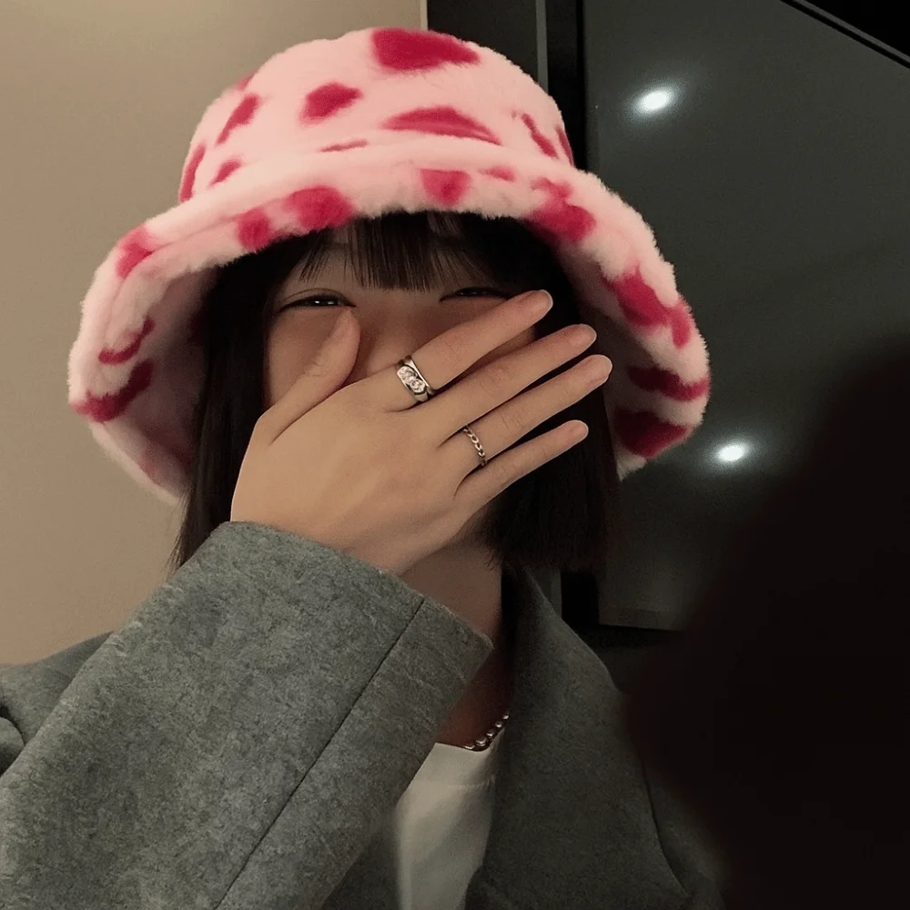 عارضة فو الفراء أفخم صياد قبعة رشاقته الدافئة الحب القلب دلو قبعة الكورية نمط واسعة حافة الشتاء أفخم قبعة فتاة