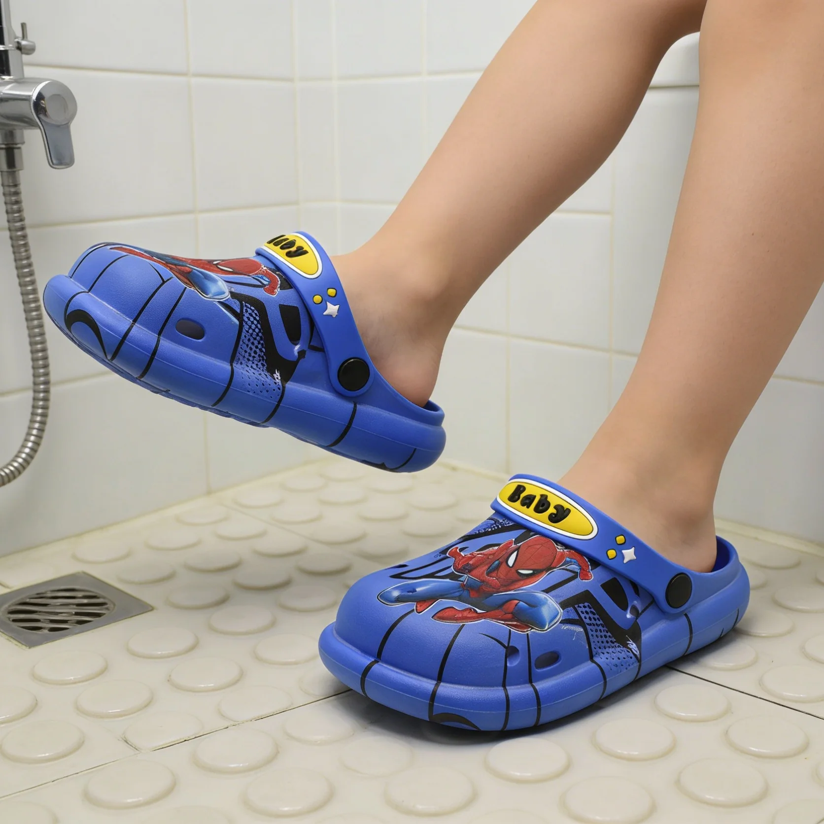 

Детские сандалии Marvel с изображением Человека-паука для мальчиков, противоскользящие сандалии с мягкой подошвой, летняя пляжная обувь, тапочки, домашняя обувь, размер 21-30