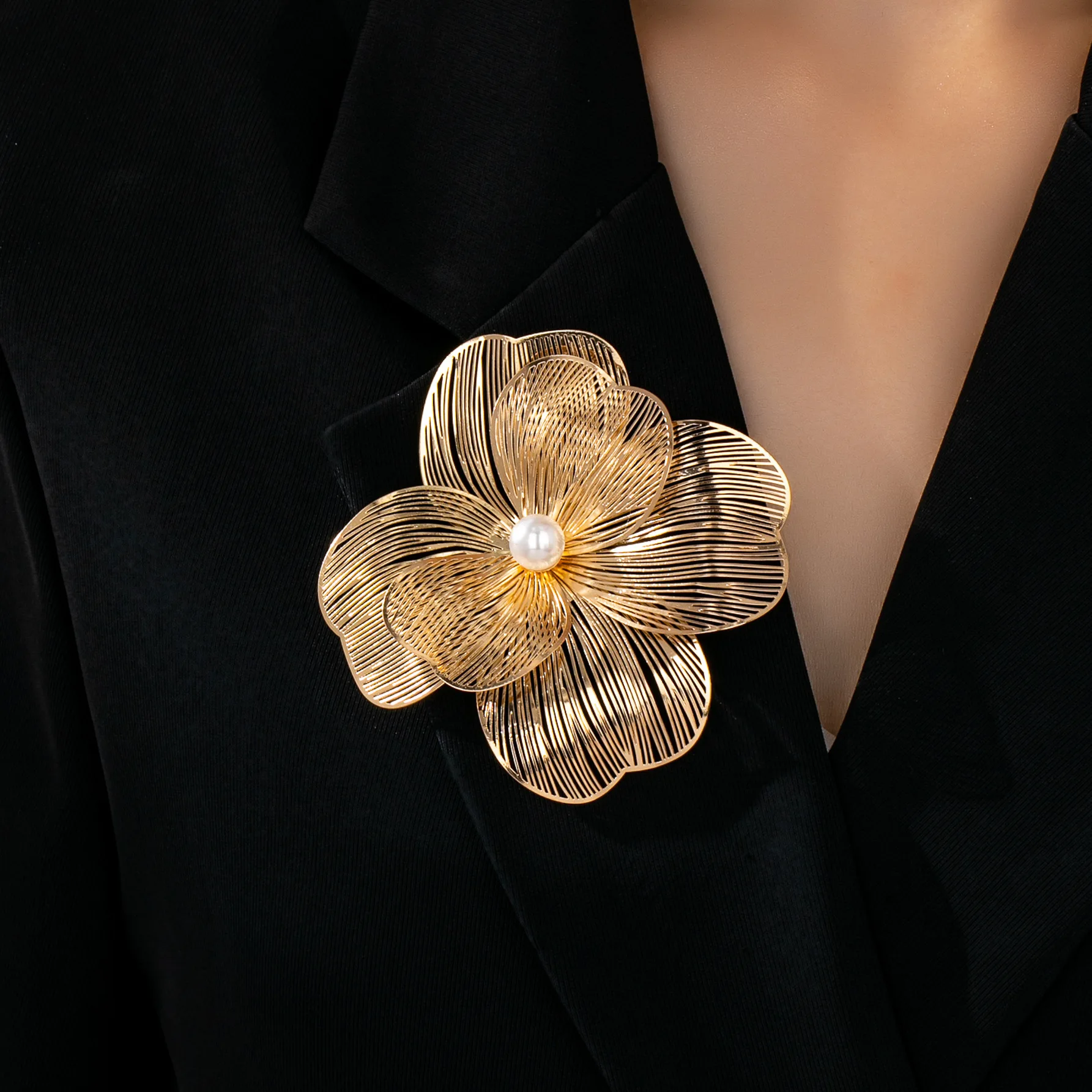 Fashion Temperament Irregular Hollow Out Large Flower Brooches For Women Vintage Metal Camellia Badge Pins Wedding Party Jewelry