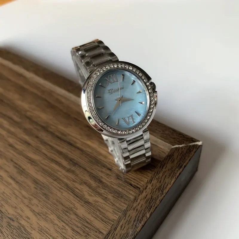 

Новые роскошные и элегантные женские часы с овальным циферблатомКварцевый механизм и ремешком из нержавеющей стали — универсальные часы.