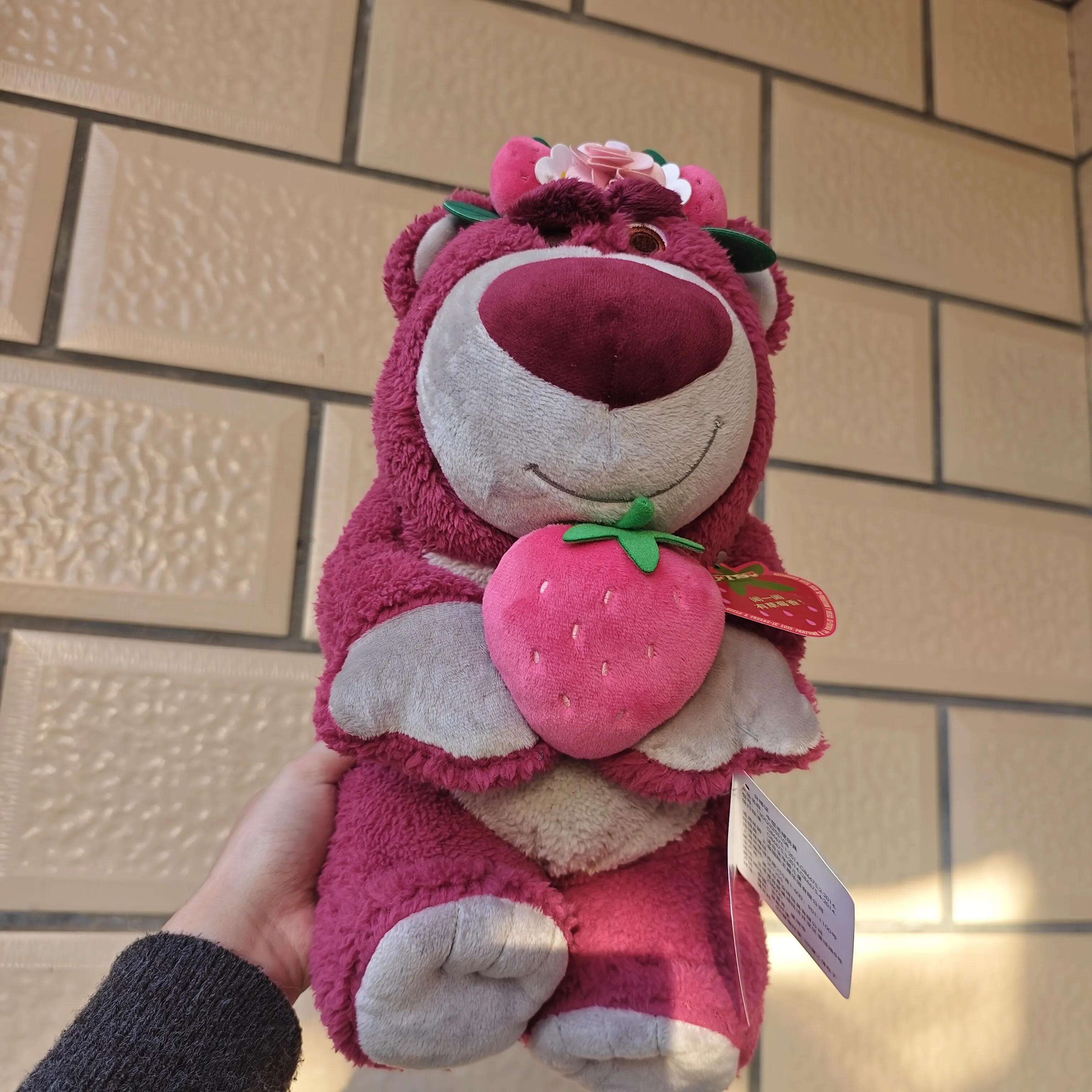 

Shanghai Disney Cute Soft Toys Story Strawberry Bear Hug Strawberry Plush Doll Pillow Girls Birthday Christmas Valentine Gift