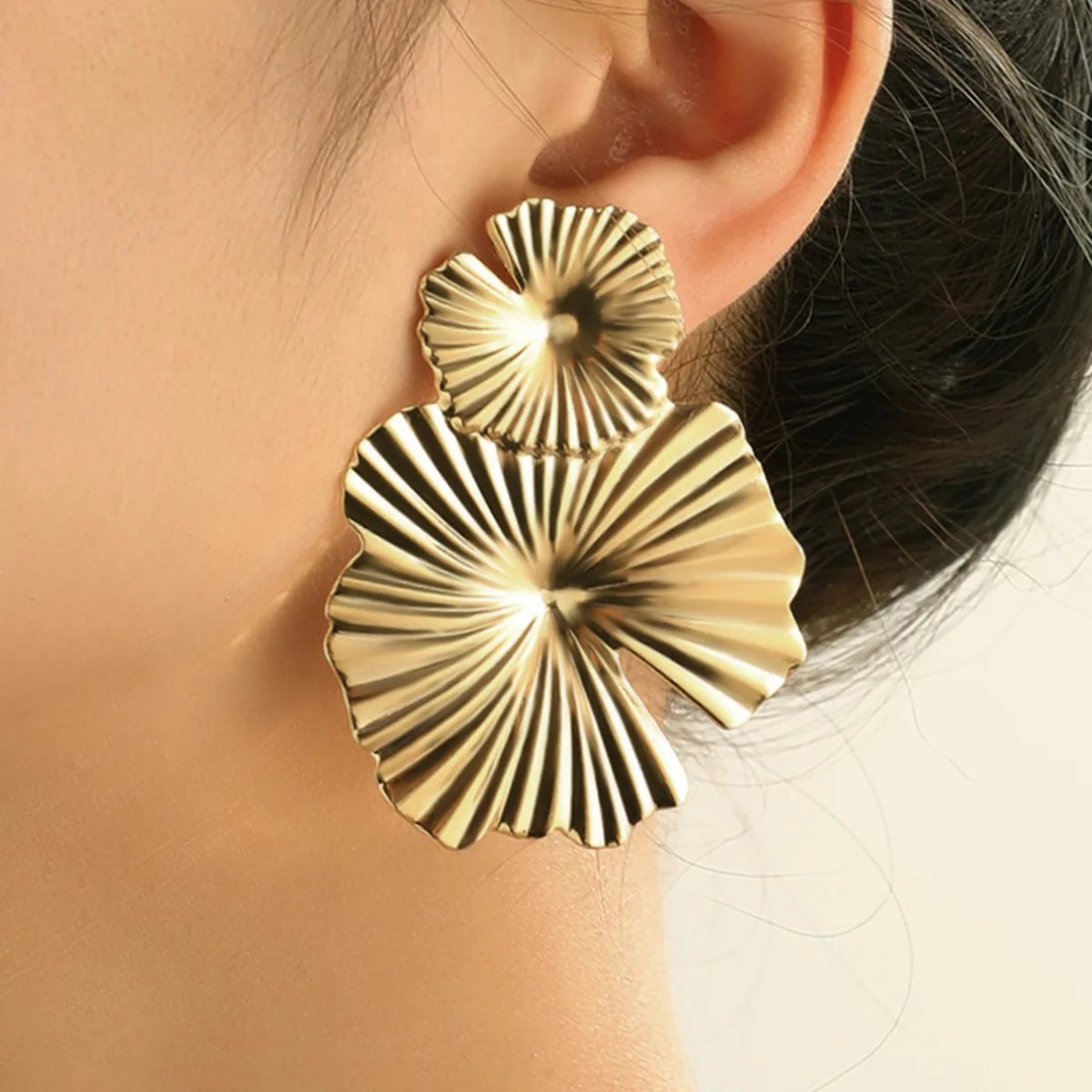 

Fashionable metal earrings with personality