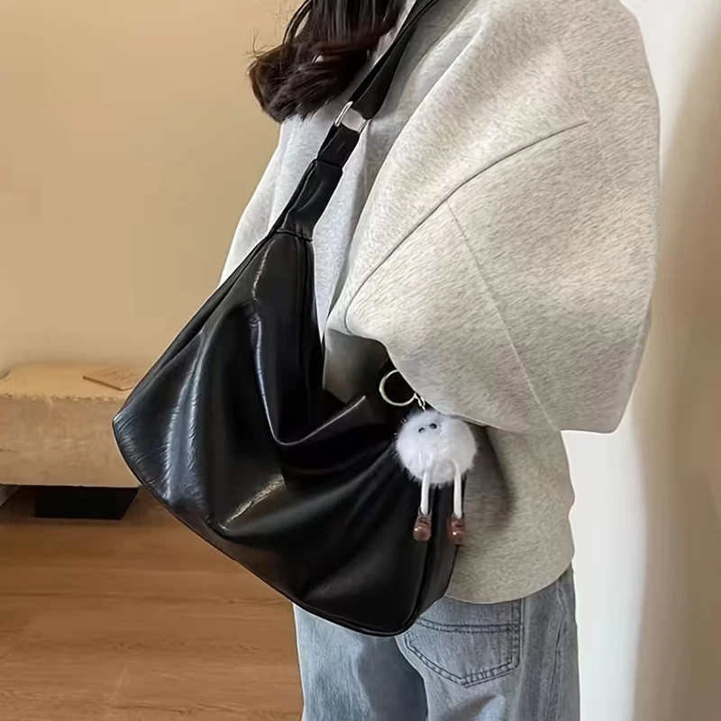 Damen-Umhängetasche aus weichem PU-Material mit großem Fassungsvermögen, im Vintage-Stil, lässige Crossbody-Tasche, Handtasche mit breitem Träger und einem niedlichen Plüsch-Schlüsselanhänger für den täglichen Gebrauch. – Detail 8