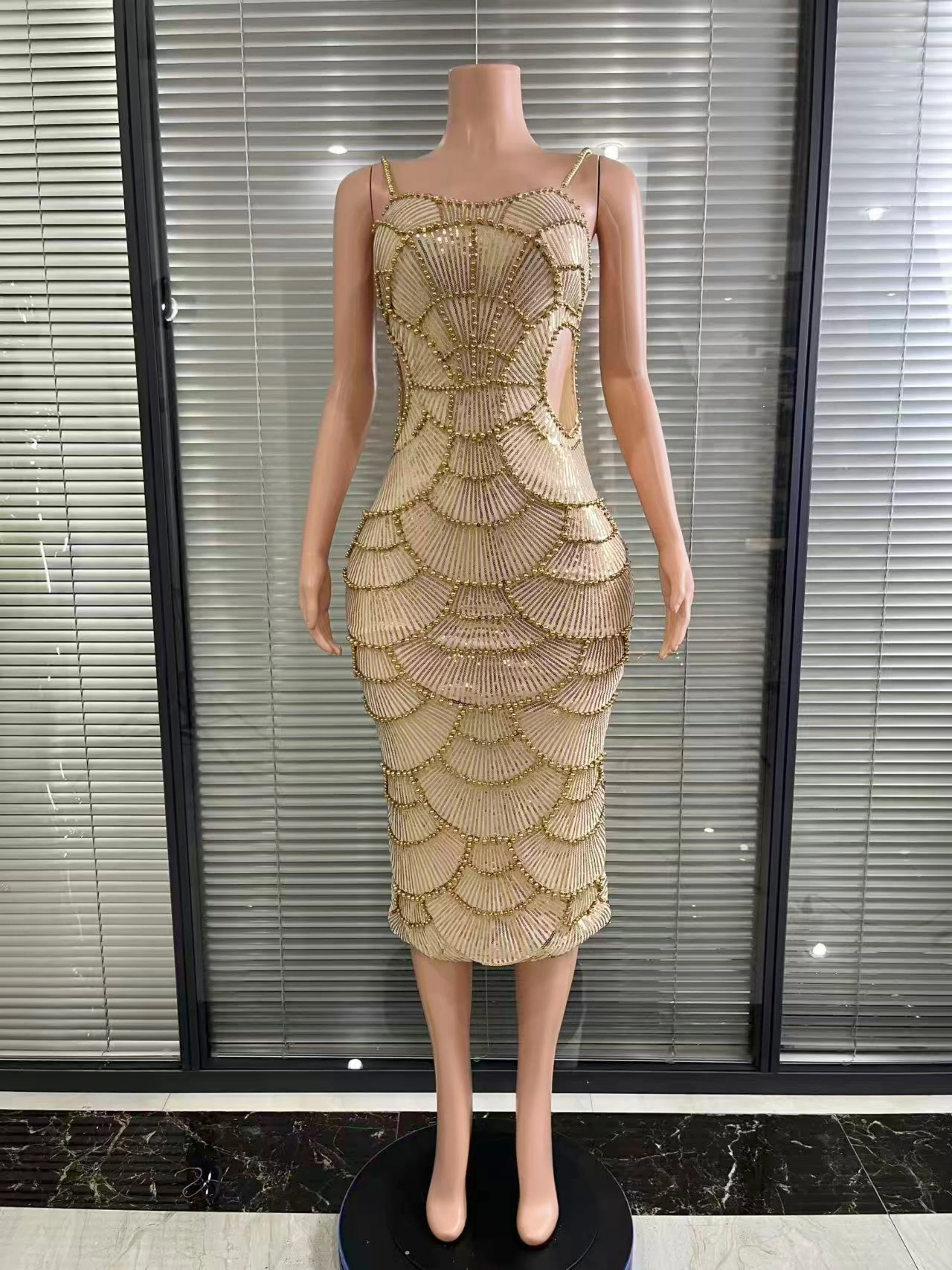 فستان نسائي فاخر بقصة ضيقة مثير بدون أكمام مطرز باللؤلؤ فستان منتصف الساق بخصر مجوف لحفلات أعياد الميلاد #1