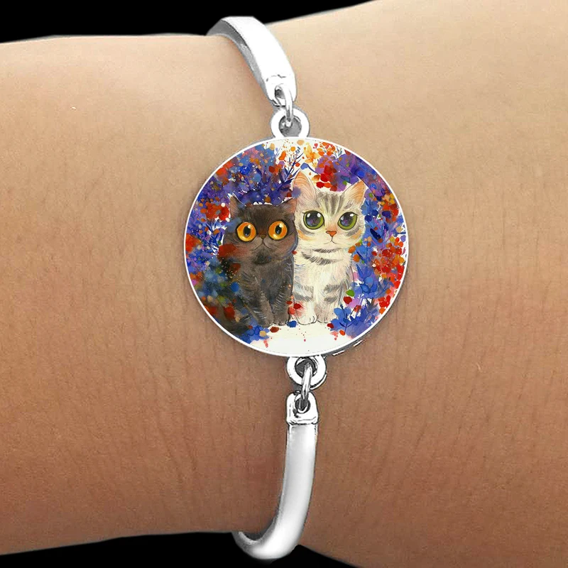 Bracelet chat dans le bosquet de fleurs, chat aux grands yeux peints en couleur, verre breton, métal, chat connaissant chaud, cadeau d'anniversaire 152