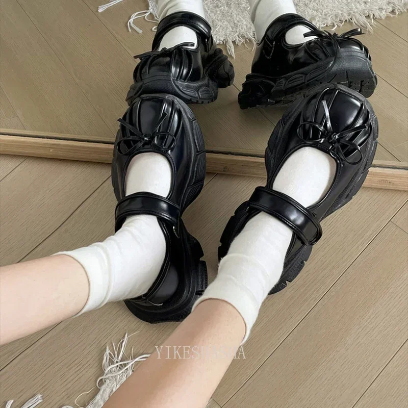 Sepatu olahraga wanita Chunky mode baru 2024 sepatu datar Platform simpul kupu-kupu dangkal sepatu kasual wanita sepatu Mary Jane luar ruangan