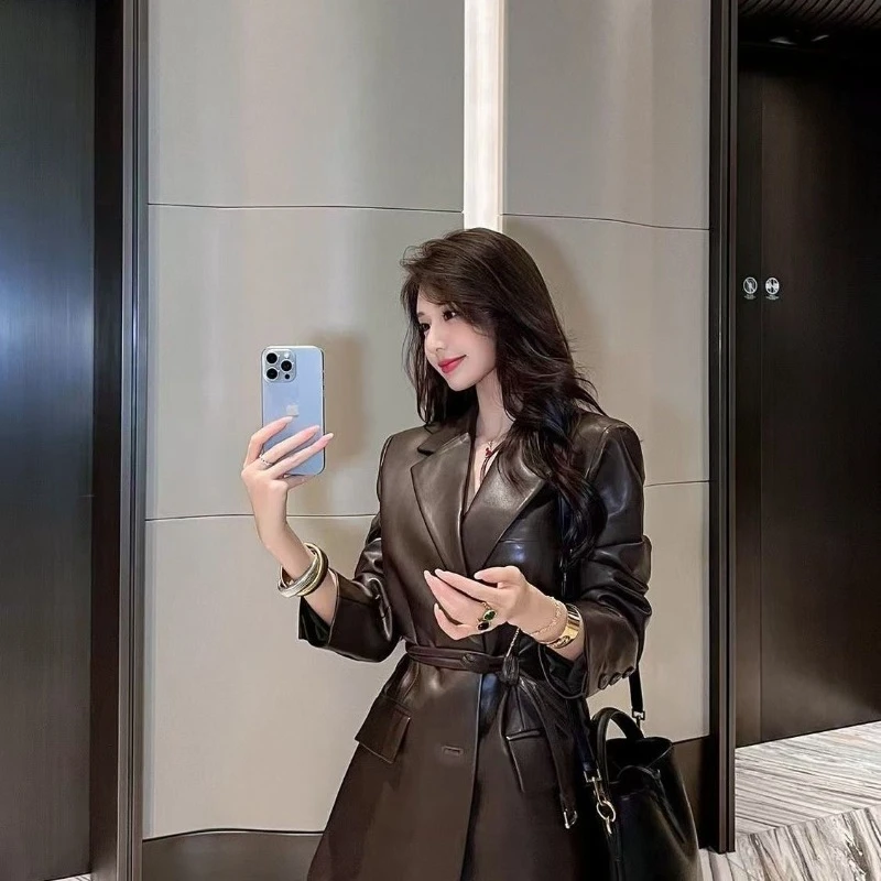 سترة جلدية فرنسية فاخرة جديدة بمزاج ريترو وحزام خصر غير رسمي متوسط وطويل معطف ركاب المشاهير على الإنترنت