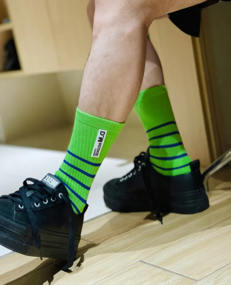 Men\'s Socks Fashion Striped Design Socks Sweat Absorbing Comfortable Sports Younge Men Middle Tube Stockings