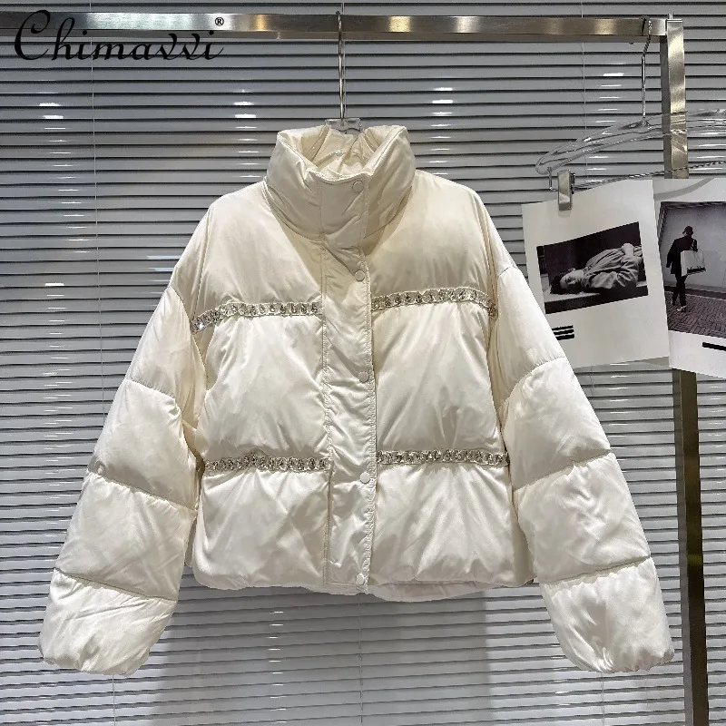 2025 شتاء جديد الشارع الثقيلة شريط أفقي مطرز الوقوف طوق أسفل سترة المرأة موضة دافئة فضفاضة أنيقة سترة علوية