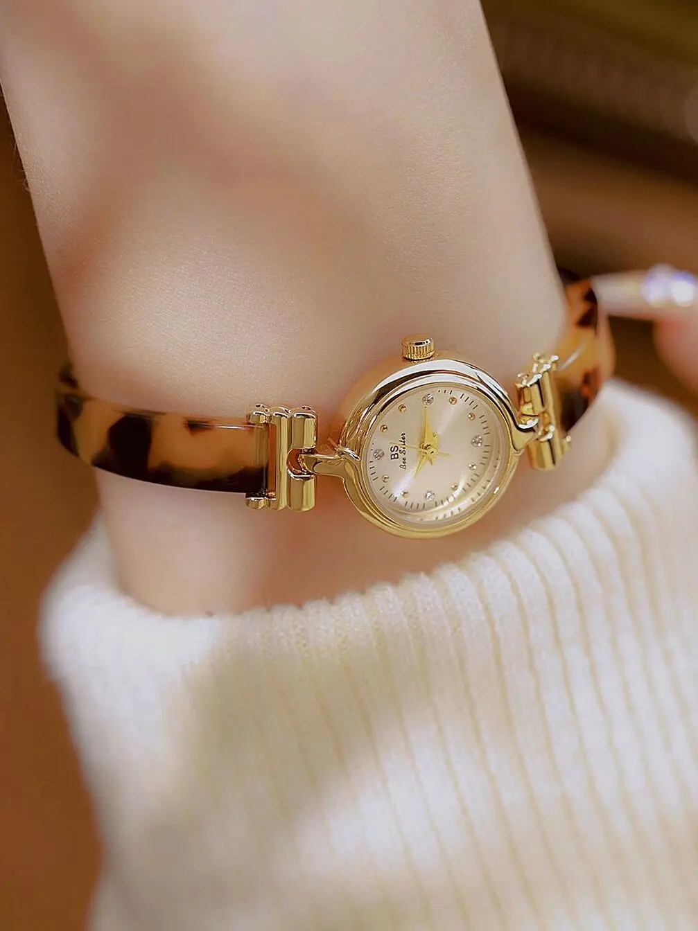 2025 nuovo orologio da donna tendenza moda piccolo orologio al quarzo leggero lusso retrò elegante orologio da donna regalo per le donne regalo femminile