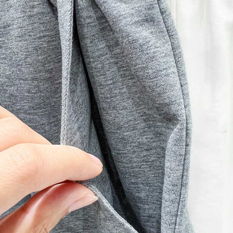 تي شيرت نسائي بكتف واحد على الطراز الفرنسي بأكمام قصيرة صيفي متوسط الأكمام محبوك من الأسفل نصف كم أحمر بكتف واحد عالي