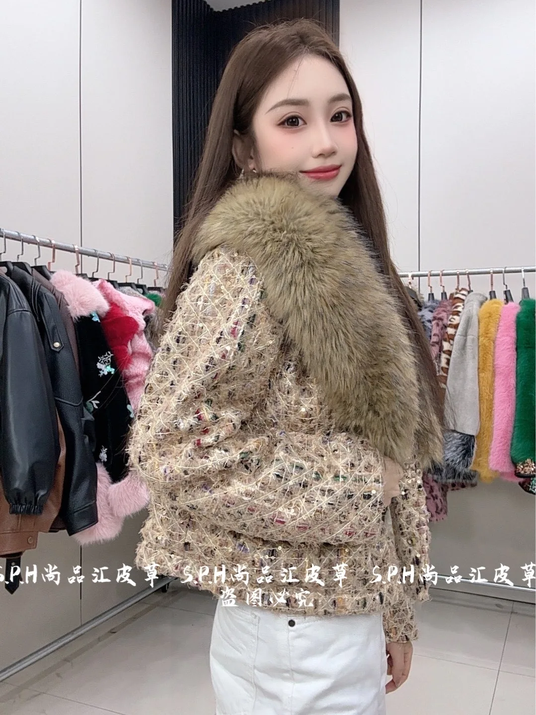 Fashionable Unique New Winter Padded Large Furry Collar Youth Style Faux Fur Coat Short Long Sleeves Woolen Jacket Streetwear