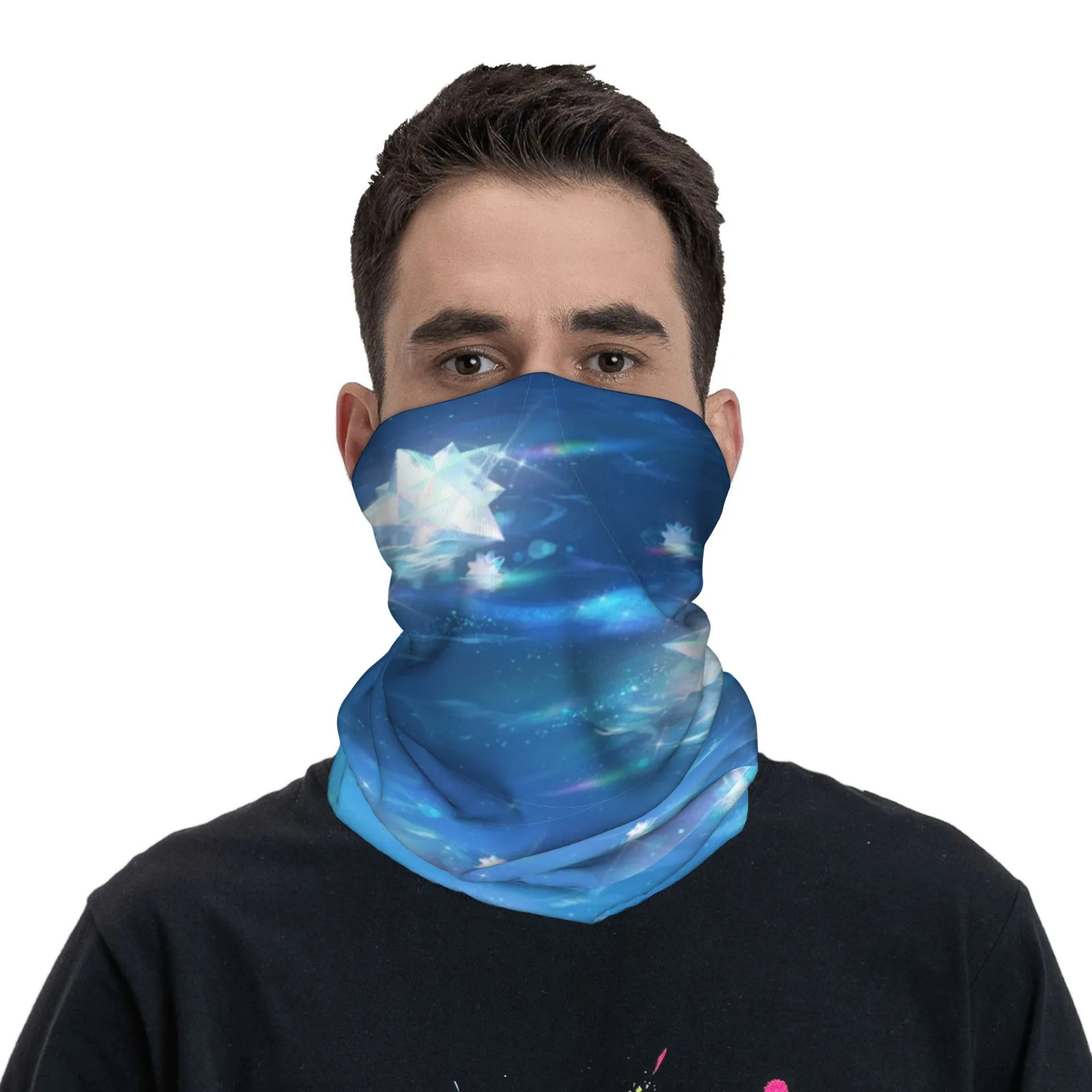 

Мечтательное звездное небо с сверкающими звездами и рисунком туманности. Настраиваемые гетры на шею — мягкие и дышащие — идеально подходят для повседневного ношения и улицы.