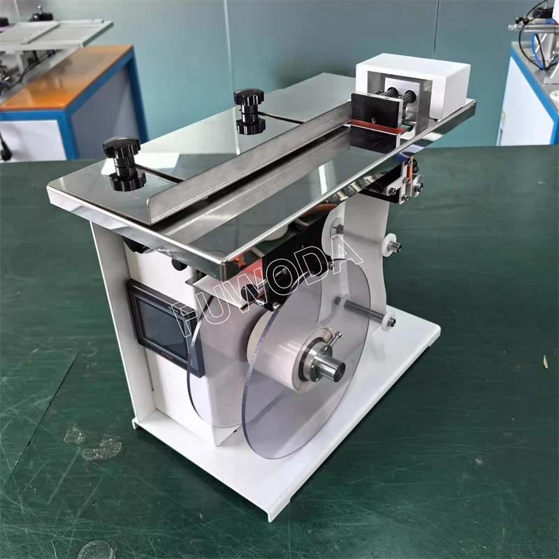Horizontal Folding Carton Box Anti Tamper Adhesive Sticker Semi Automatic Sealing Corner Labeling Machine