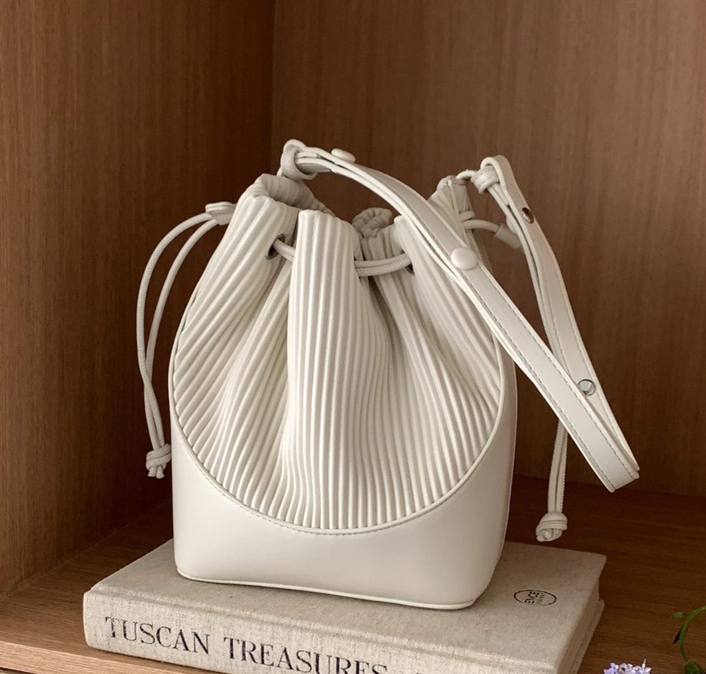 

Модная плиссированная женская сумка-ведро через плечо, корейская люксовая женская сумка, новинка 2026 года, из искусственной кожи, дамская сумка кросс-боди, bolsas