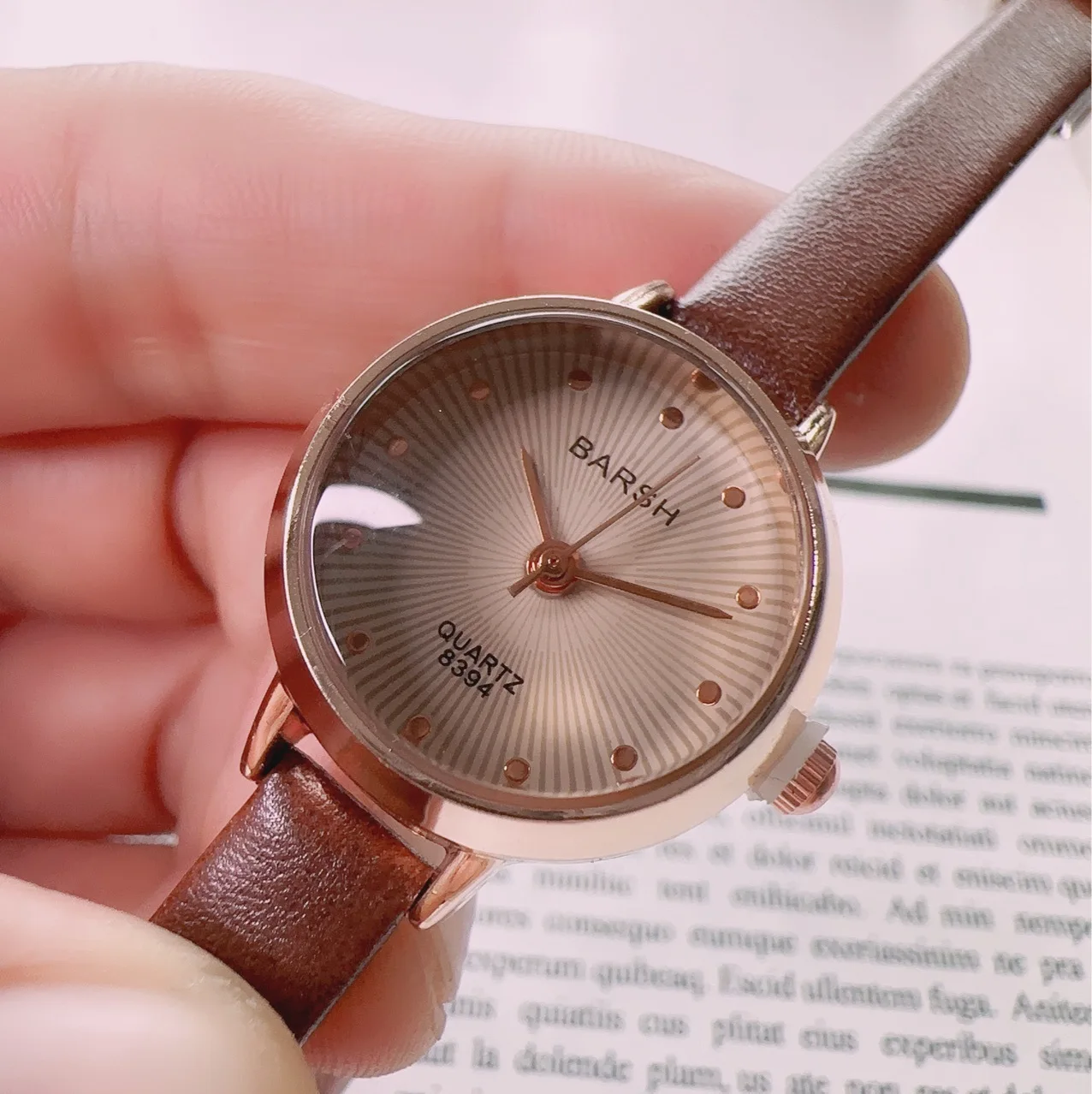 Женские ретро-часы с маленьким циферблатом и простым темпераментом, кварцевые часы на ремне, женские часы
