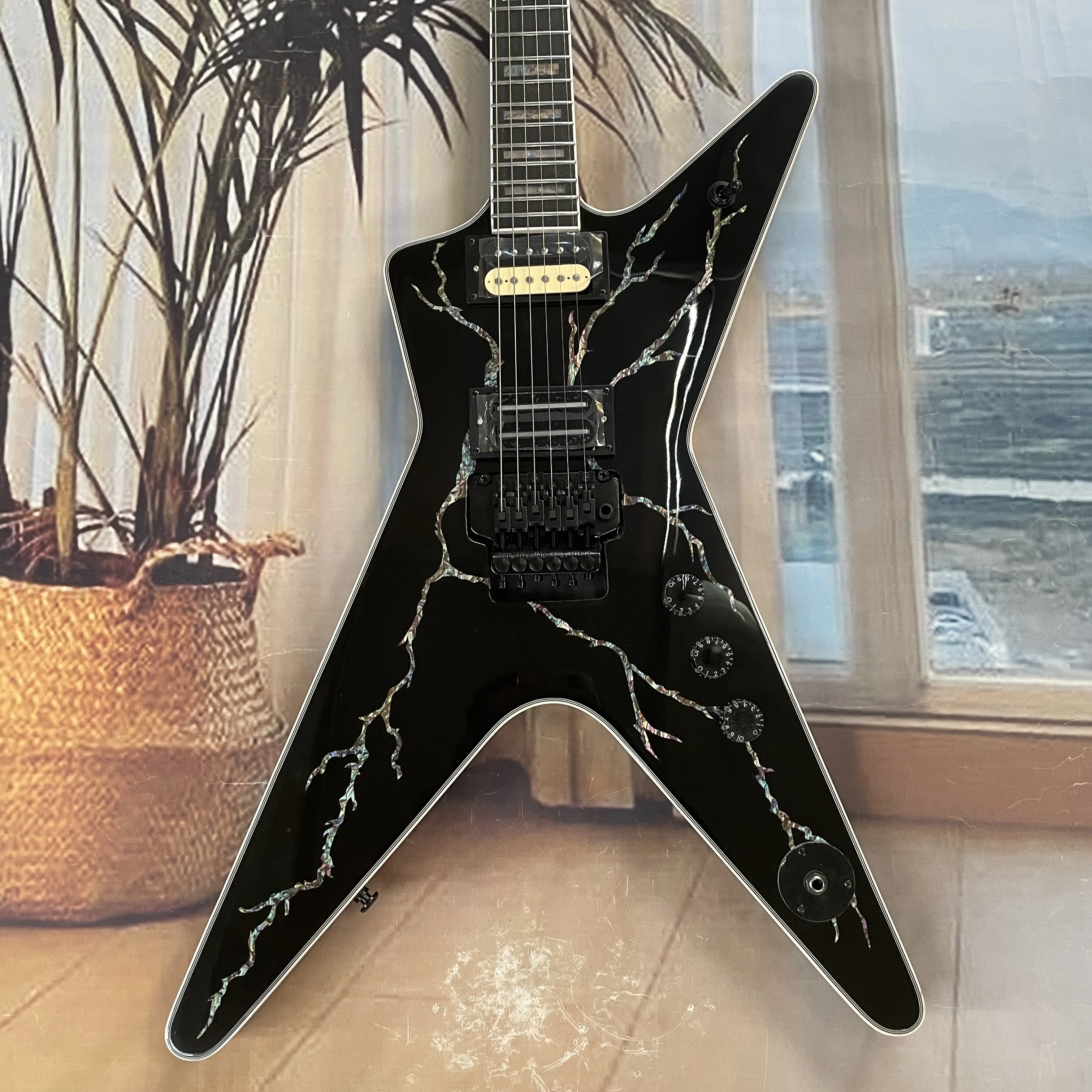 

6-струнная черная электрогитара в форме молнии с высокочувствительными звукоснимателями и системой двойной блокировки, подходит для начинающих.