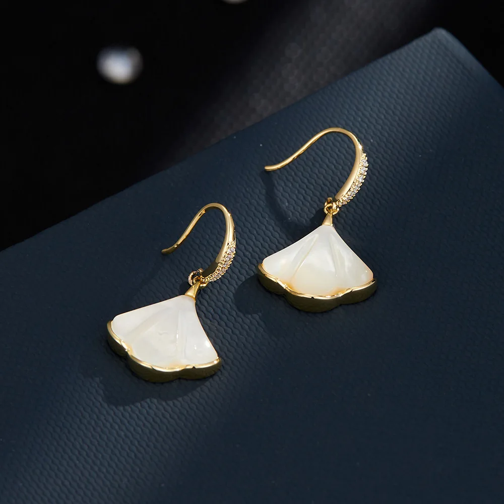 Fashionable and elegant fan-shaped natural mother of pearl earrings