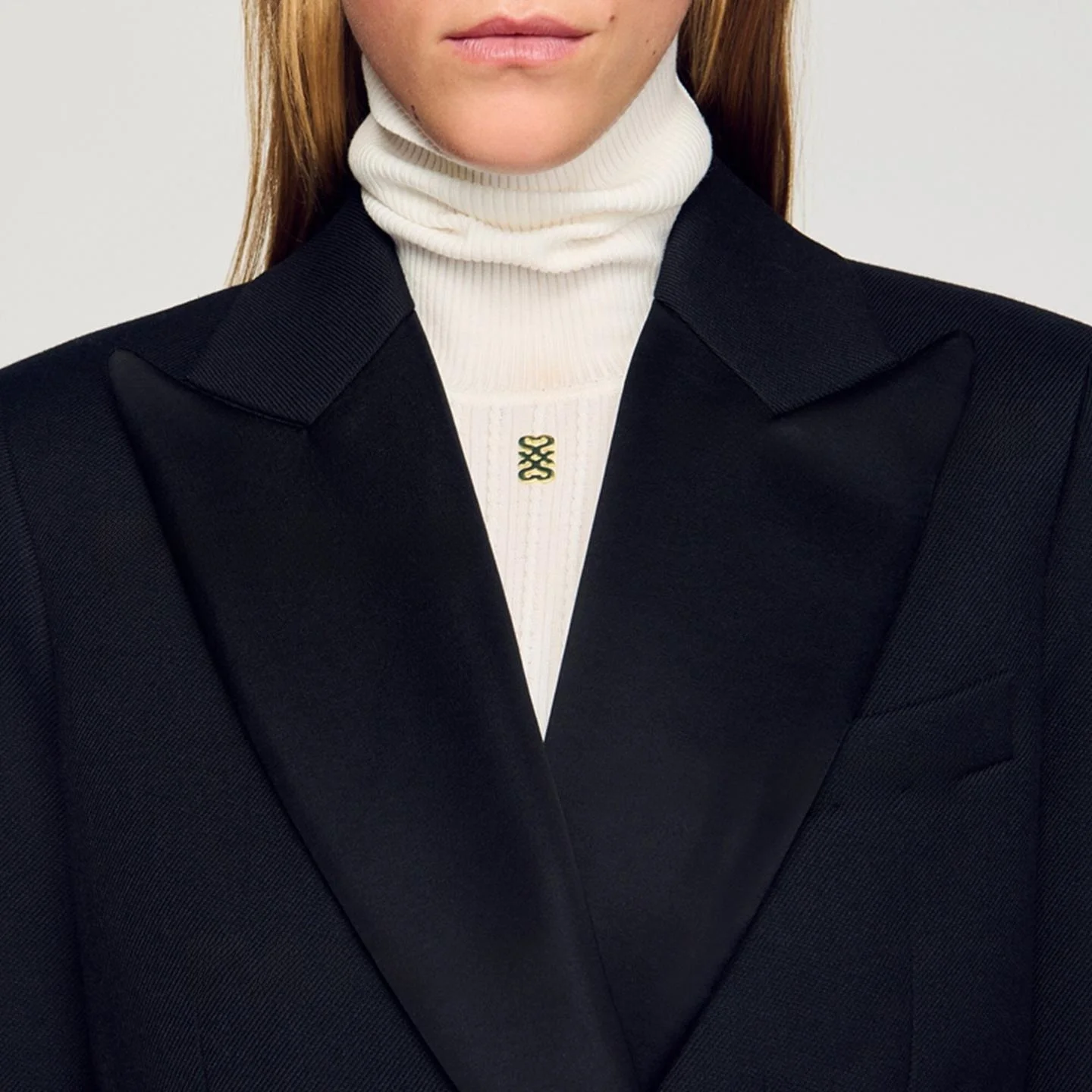 Długi płaszcz damski z mieszanki wełny, dopasowany, dwurzędowy, za kolano, o prostym kroju, do pracy, elegancki, modny.