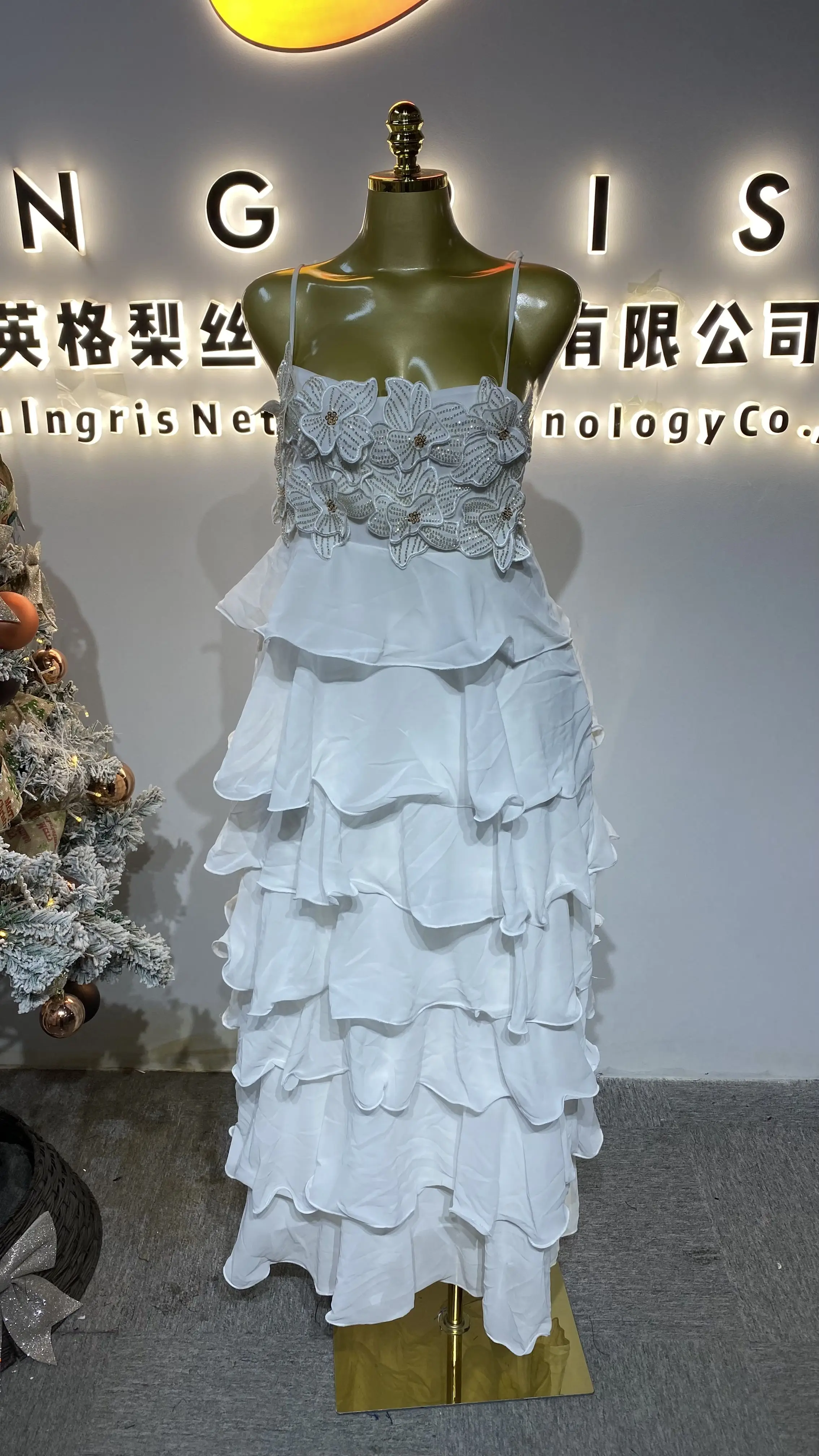 

Fashionable appliqué women's slimming dress, square neck, 3D appliqué sleeveless with layered ruffles-GZXX429