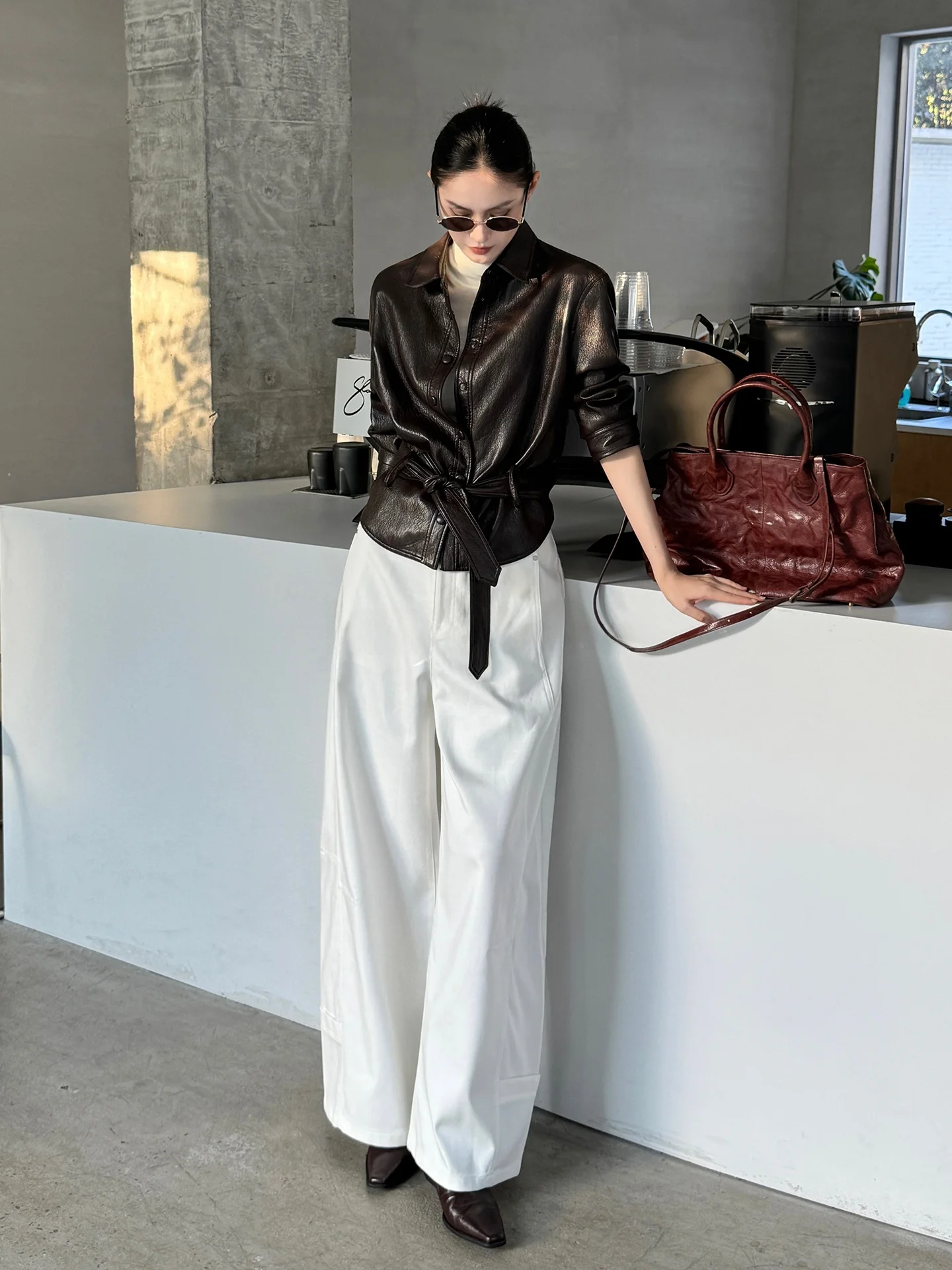 Jieji Zhang Spring Faion High-End Koffiekleurige Kraag Slanke Tailleband PU Lederen Jas Veelzijdige Jas Met Knopen Versierd Loo...