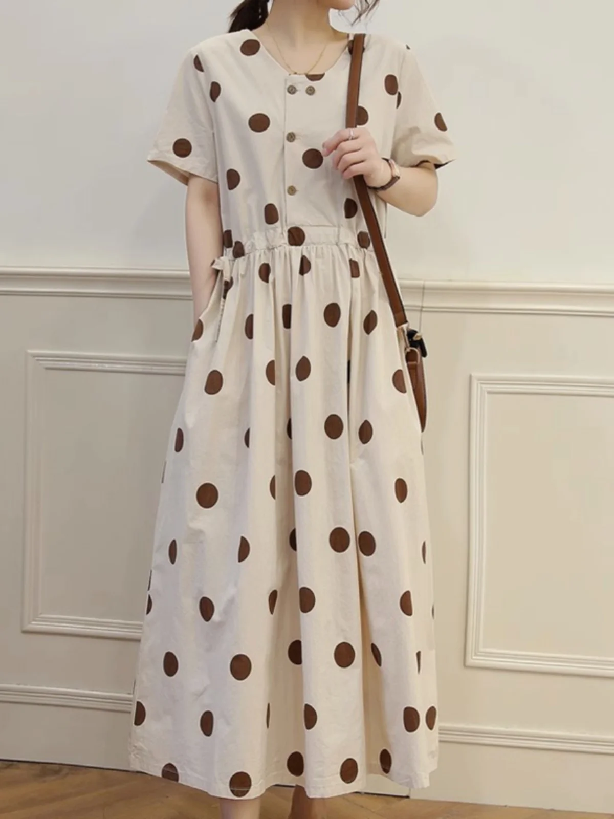 

Хлопковое платье макси в горошек А-силуэта с коротким рукавом, свободным кроем и завышенной талией, винтажное, с принтом, летнее