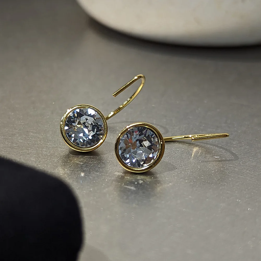 

Single Diamond Minimalist, Niche Design High Sense, Versatile Daily Commute Metal Earrings Two-color Earrings