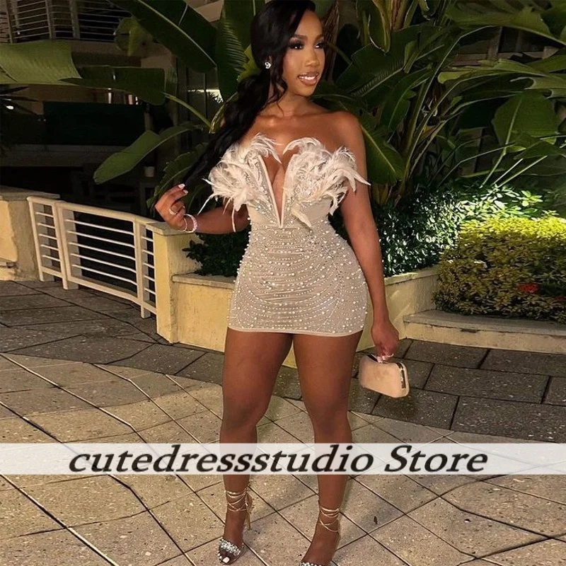 Exquisite Perlen Perlen V-Ausschnitt Geburtstagsparty Kleider für schwarze Mädchen Luxus Federn Cocktailkleid Mini Ballkleider individuell