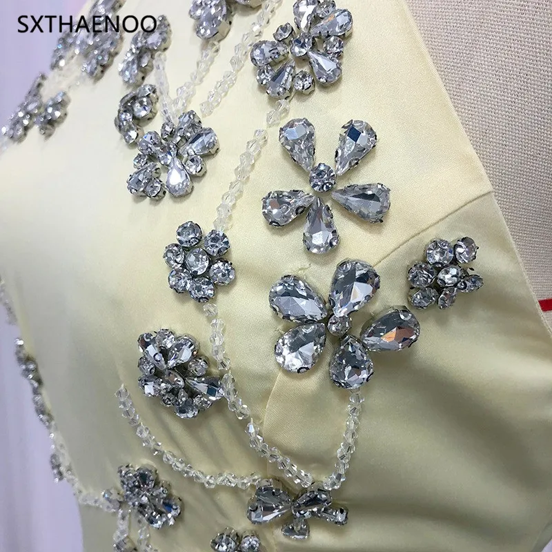 เดรสยาวหรูหราประดับลูกปัดทรงเข้ารูปสำหรับผู้หญิง สายคล้องคอ เปิดหลัง ทรงเสื้อคลุม ดีไซน์เรียบหรู รุ่นปี 2025