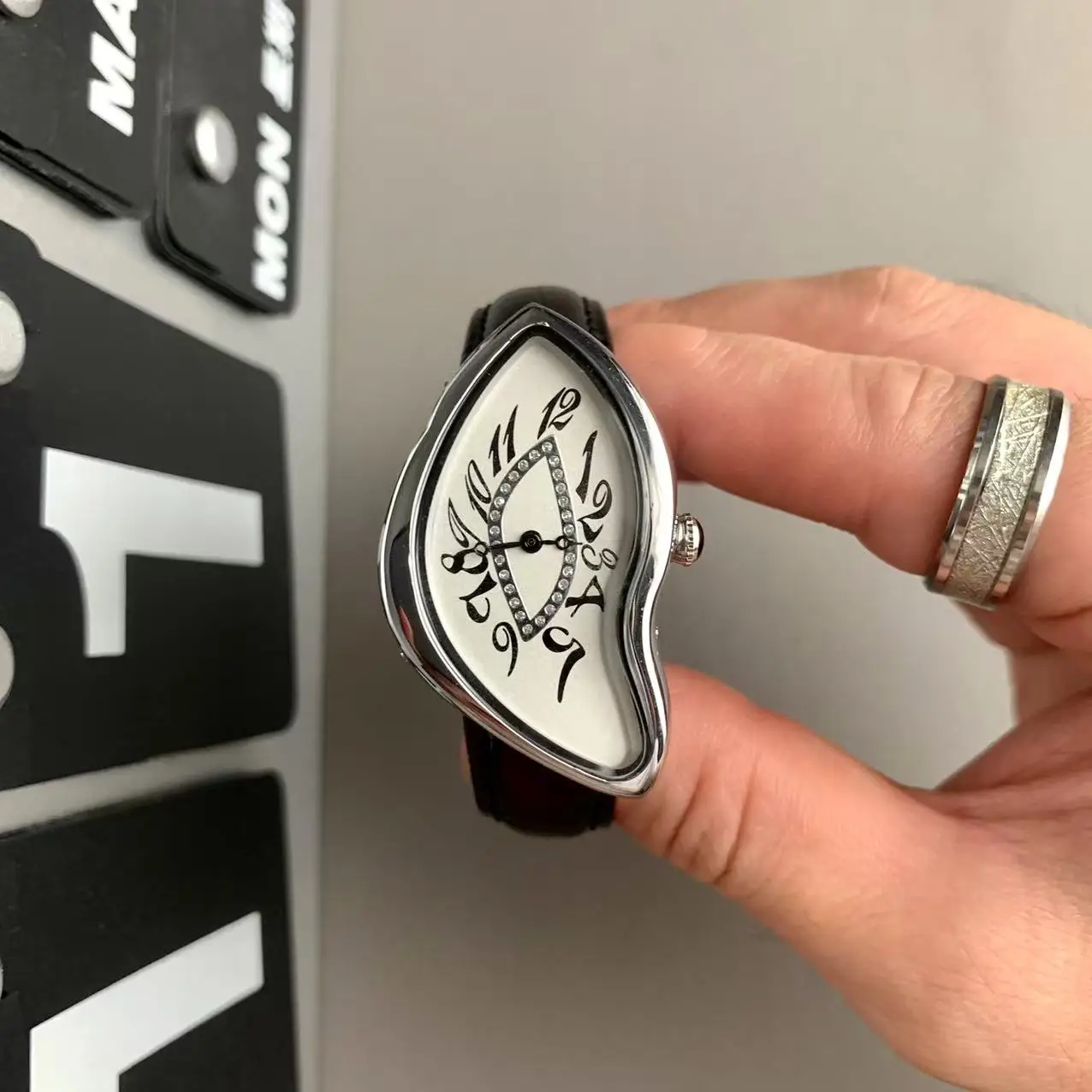 ساعة كوارتز رجالية من Alien Watch Creative Fashion Trend Melt Twisted Vintage Niche Premium Watch #1