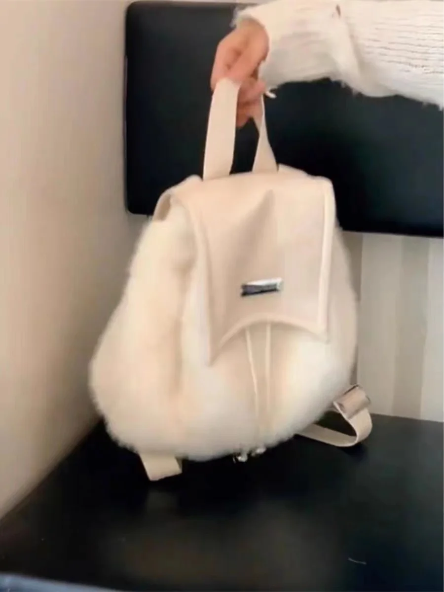2025 Nova mochila branca de pelúcia para estudantes universitários no outono e inverno – bolsa de ombro peluda elegante versátil