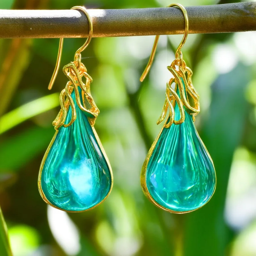 ¿Con qué colores de ropa combinar pendientes verde agua y dorados?