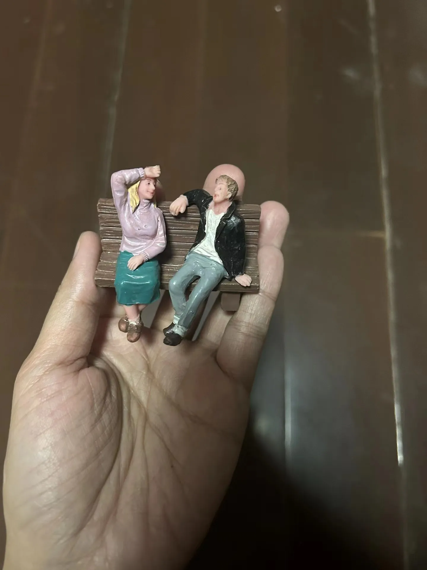 Resin figure mental psychological sand table game box court therapy man  and  woman  lover sitting on  chair