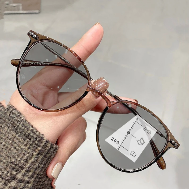 Fashion Women Photochromic Reading Glasses Luxury Discoloration Multifocal Reading Glasses for Ladies Men Near Far Eyeglasses