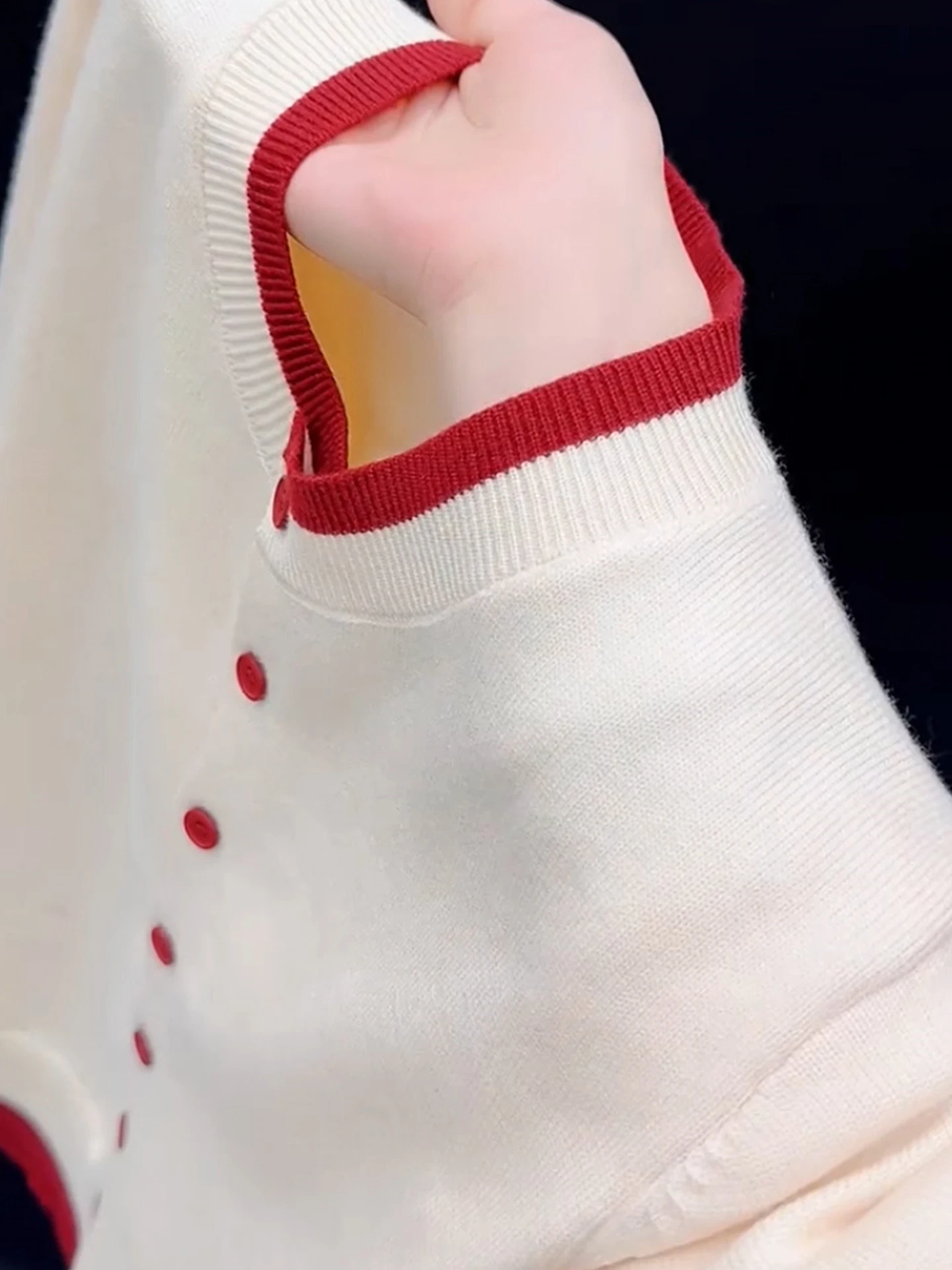 エレ・カメール ニットセーター ロング丈 スタイリッシュで快適な冬用トップス 若々しい印象の上品で優しいスタイル