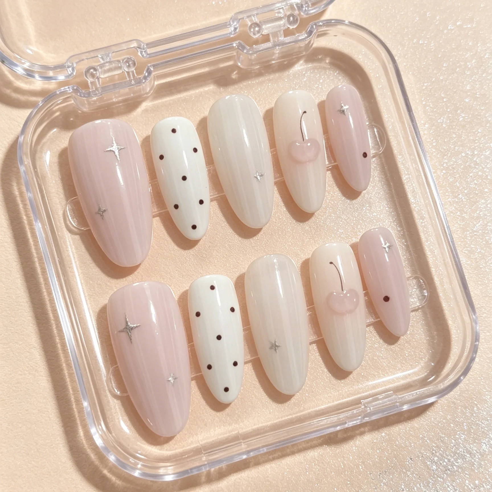 10 faux ongles en forme d'amande pressés à la main, magnifiques faux ongles, rose nude à ondulations verticales et points cerise, adaptés aux femmes
