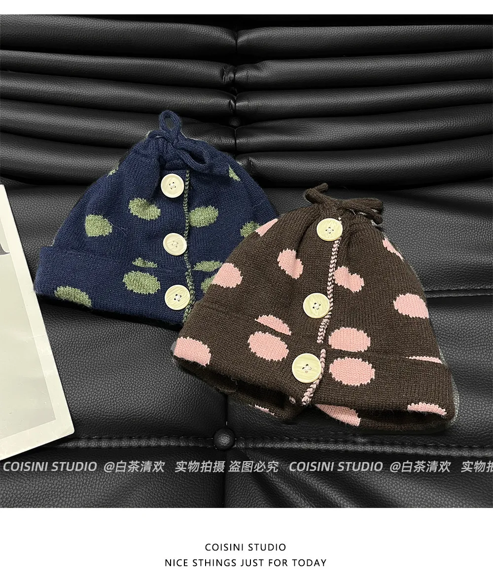Damen-Mütze mit Polka-Dot-Jacquard-Strickmuster, Knopfverzierung, Kordelzug, weich, flauschig, gestrickt, Winter-Damenmode-Kopfbedeckung – Detail 9